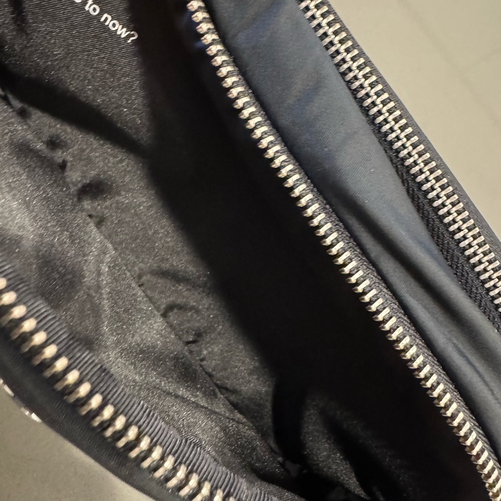 Lululemon Crossbody Camera Bag 2L - Picture 4 of 6